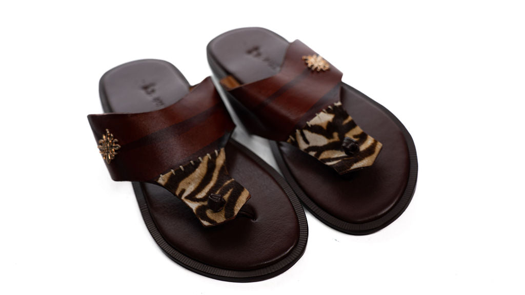 Brown Print Toe Strap Sandals — product view 03